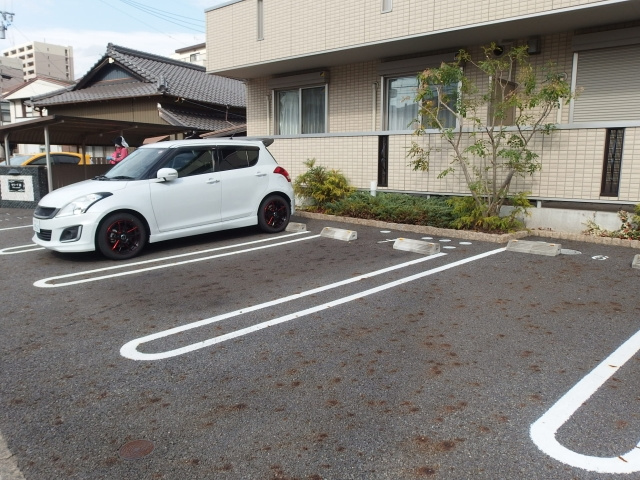 オリーブ錦の駐車場