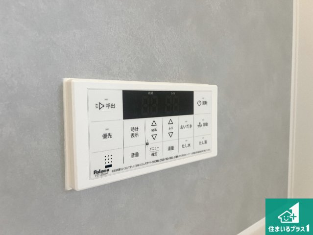 羽曳野市樫山　新築一戸建てのキッチン|リビングと統一感があり、使い勝手のいいキッチン。広々としているので、二人並んで作業が出来ちゃいます。お子様と一緒に色々なお料理に挑戦できるスペースがあります。