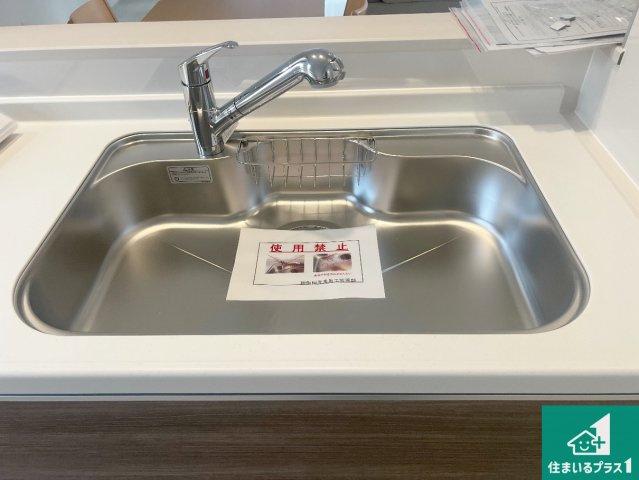 羽曳野市樫山　新築一戸建ての独立洗面台|清潔感のある洗面台です。フラットな鏡は掃除がしやすく毎日清潔！ホースは引き出して使えるので洗顔やお掃除の際に便利です！