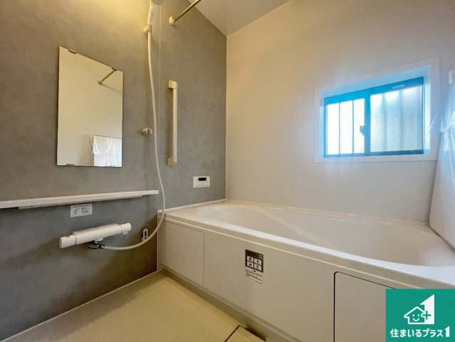 羽曳野市樫山　新築一戸建ての前面道路含む現地写真|周辺は落ち着いた街並みの住宅地！子育てがしやすい住環境です！まだ未完成ですが、現地でしかわからない事もございます。是非一度ご覧ください。