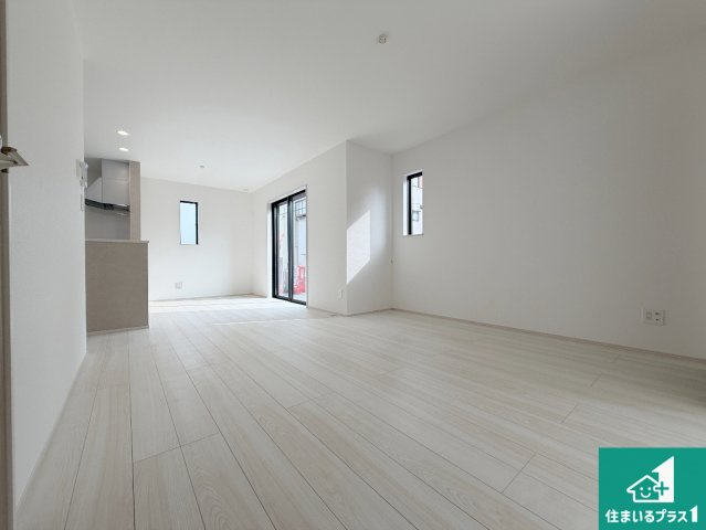 羽曳野市樫山　新築一戸建ての前面道路含む現地写真|周辺は落ち着いた街並みの住宅地！子育てがしやすい住環境です！まだ未完成ですが、現地でしかわからない事もございます。是非一度ご覧ください。