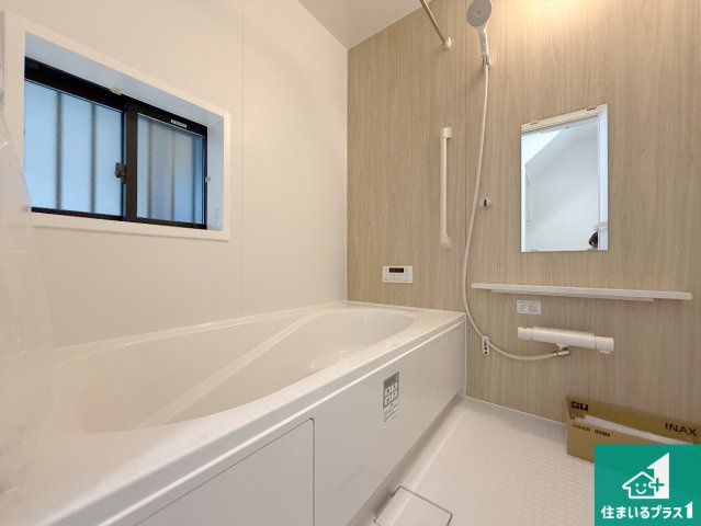 羽曳野市樫山　新築一戸建ての前面道路含む現地写真|周辺は落ち着いた街並みの住宅地！子育てがしやすい住環境です！まだ未完成ですが、現地でしかわからない事もございます。是非一度ご覧ください。