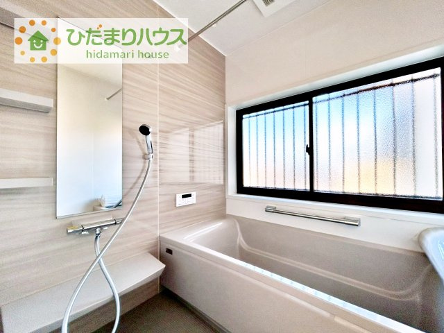 【浴室】 | 筑西市桑山　中古戸建 | 何歳まで一緒に入ってくれるだろうか・・・。
広いお風呂は、お子様と一緒に入るバスタイムがより楽しくなります。