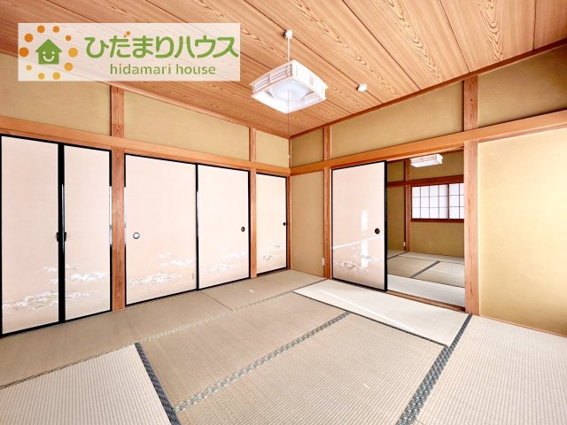 【寝室】 | 筑西市桑山　中古戸建 | 大きなベッドを置いても余裕の広さの主寝室♪