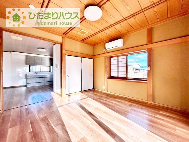 【居間・リビング】 | 筑西市桑山　中古戸建 | リビングの大きな窓からは、暖かな日の光が降り注ぎます・・・