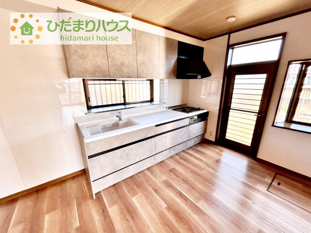 【キッチン】 | 筑西市桑山　中古戸建 | 3口コンロと収納豊富なキッチンで、ママの毎日のお料理もはかどります☆
