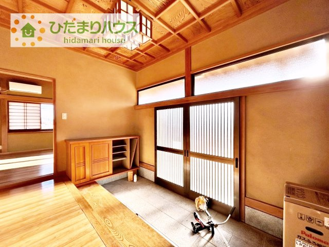 【玄関】 | 筑西市桑山　中古戸建 | 玄関が広いので親子で並んで仲良く靴が履けますね(^^)/