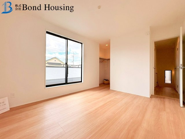 南向きバルコニーで陽当り良好・並列2台駐車可 福吉台１丁目の洋室