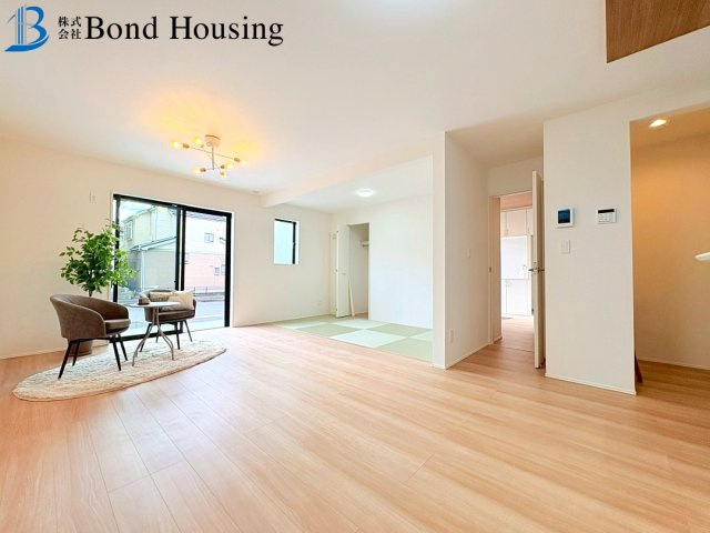 南向きバルコニーで陽当り良好・並列2台駐車可 福吉台１丁目の居間・リビング