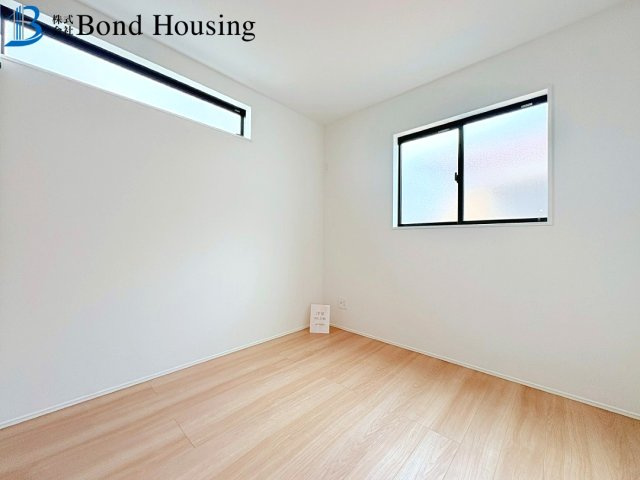 南向きバルコニーで陽当り良好・並列2台駐車可 福吉台１丁目の洋室