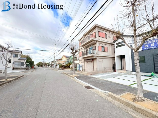 南向きバルコニーで陽当り良好・並列2台駐車可 福吉台１丁目の前面道路含む現地写真