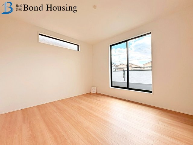 南向きバルコニーで陽当り良好・並列2台駐車可 福吉台１丁目の洋室