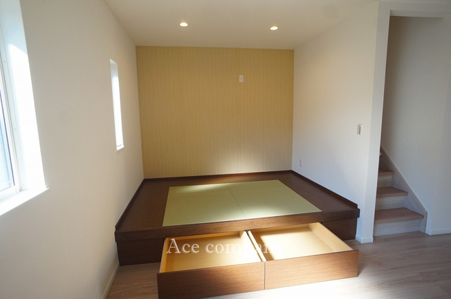 【内装】 | 八尾市八尾木3丁目　A号地 | 【リビングのタタミコーナー3帖】下部収納付きです♪