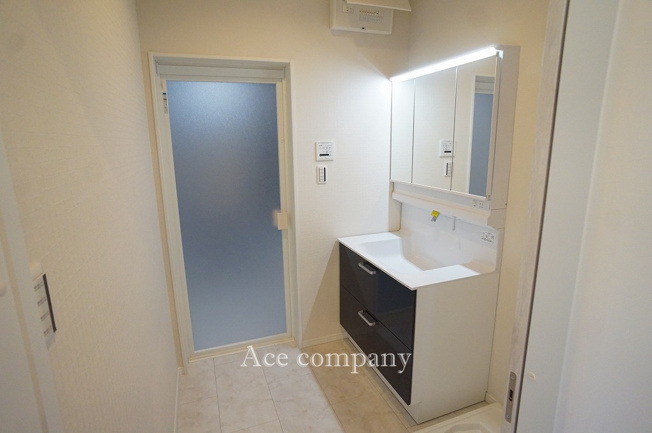 【ランドリースペース】 | 八尾市八尾木3丁目　A号地 | 大きく開ける、お掃除しやすい引き戸のバスドアです☆