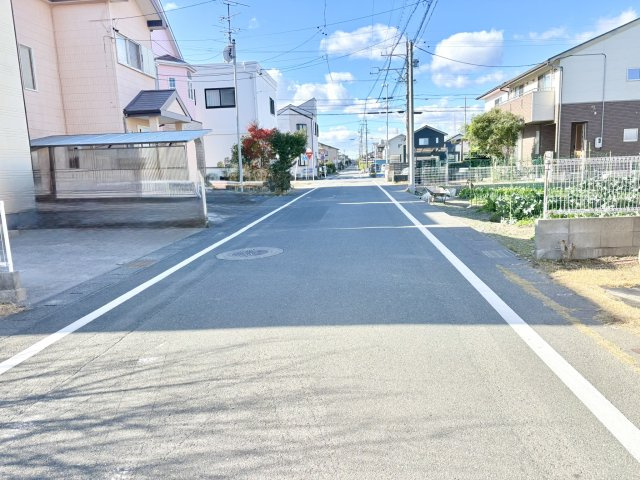 売中古戸建　中央区高塚町の前面道路含む現地写真|前面道路は幅員6mあり車も駐車しやすいです。