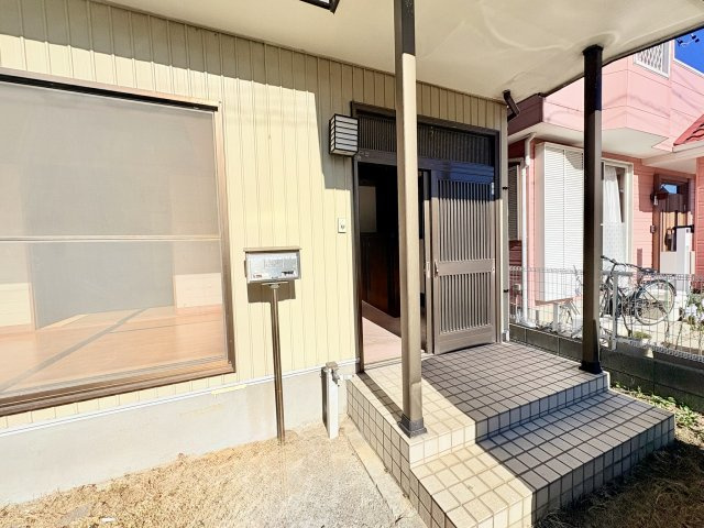 売中古戸建　中央区高塚町のエントランス|シンプルな玄関口です。