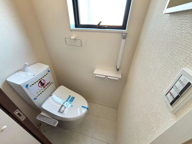 リーブルガーデン　安八郡安八町氷取第1　全2区画分譲のトイレ|超表面平滑加工とイオンパワーの「セフィオンテクト」加工で、汚れが付きにくく落ちやすい仕様で清潔です。
便器にフチがないので汚れが隠れて見えない部分がありません。お手入れがとってもラクラクです。
