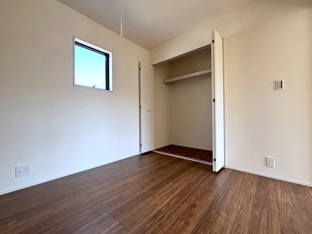 リーブルガーデン　安八郡安八町氷取第1　全2区画分譲の洋室|全居室にたっぷり収納できる大型クローゼット、居室部分の窓ガラスには間に空気層を設けたペアガラスを採用。
高い断熱性と共にガラス面の結露対策にも効果を発揮します。