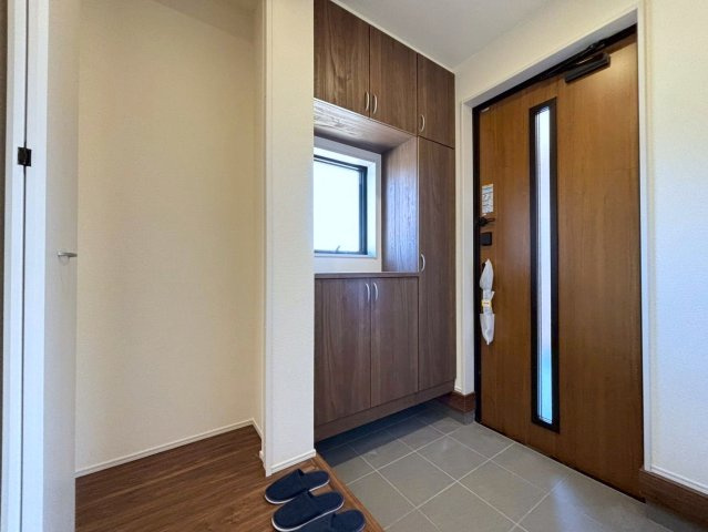 リーブルガーデン　安八郡安八町氷取第1　全2区画分譲の玄関|大容量のシューズ収納付きで玄関周りもすっきり！玄関ドアからの光が玄関ホールを明るくしてくれます。