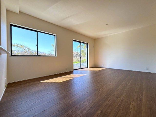 リーブルガーデン　安八郡安八町氷取第1　全2区画分譲の居間・リビング|明るい日差しをふんだんに取り込んだリビングダイニングは家族の笑顔につつまれた素敵な空間になります。
一建設の家は精度が高く丈夫な工法を採用し、「住宅トップランナー基準」に対応しています。