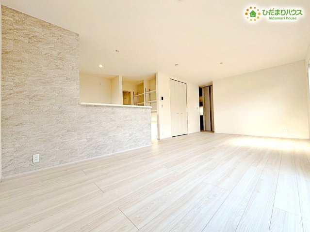 寄居町富田　新築一戸建て　リーブルガーデン　01の居間・リビング|ダイニングテーブルと大きめのソファを無理なく配置できる横長のリビングです!
家具のレイアウトがしやすく、テレビを見ながら家族で会話を楽しむなど、思い思いの時間を同じ空間で心地よく共有できます☆