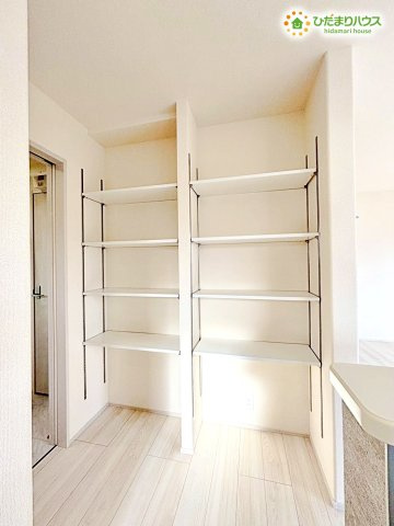 寄居町富田　新築一戸建て　リーブルガーデン　01の収納|キッチン横の便利な収納スペースです！
日用品や掃除用具をまとめて保管したりできるため、お部屋が散らかりにくくなります!(^^)!