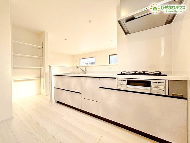 寄居町富田　新築一戸建て　リーブルガーデン　01のキッチン|対面式でリビング全体を見渡しながらお料理ができるシステムキッチンです！
小さなお子様の様子をしっかりと見守りながら作業が進められます♪