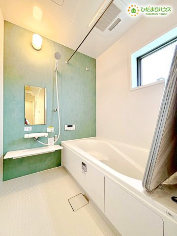 寄居町富田　新築一戸建て　リーブルガーデン　01の浴室|一日の疲れをじんわりと癒やしてくれるゆったりサイズのシステムバスです☆
足を伸ばしてリラックスできる浴槽があり、お子様と一緒に入浴しても狭さを感じません！