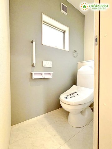 寄居町富田　新築一戸建て　リーブルガーデン　01のトイレ|清潔感があり、毎日気持ちよく使える温水洗浄便座付きのトイレです！
小窓がついているため、自然光を取り入れながらしっかり換気も行えます◎