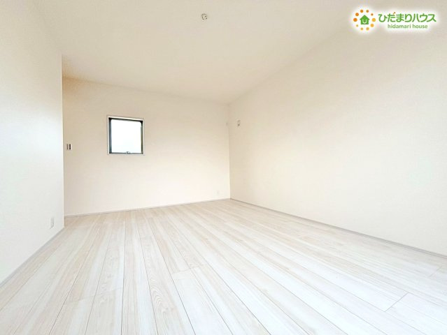 寄居町富田　新築一戸建て　リーブルガーデン　01の寝室|大きなベッドを置いてもゆとりのある主寝室です
!一日の終わりにしっかりとリラックスできる落ち着いた空間で、朝は心地よい自然光を感じながら気持ちよく目覚めることができます♪