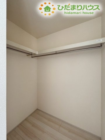 寄居町富田　新築一戸建て　リーブルガーデン　01の収納|衣類をハンガーに掛けたまま大量に収納できるウォークインクローゼットです!
季節もののコートやスーツはもちろん、旅行用のスーツケースや季節家電などの大きめの荷物も丸ごと一ヶ所にすっきり収まります!