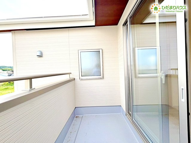 寄居町富田　新築一戸建て　リーブルガーデン　01のバルコニー|洗濯物を一度にたくさん干すことができるバルコニーです！
陽当たりと風通しが良いため、お布団やシーツなどの大きな寝具もカラッと気持ちよく乾きます★
ガーデニングスペースとしても使えます!