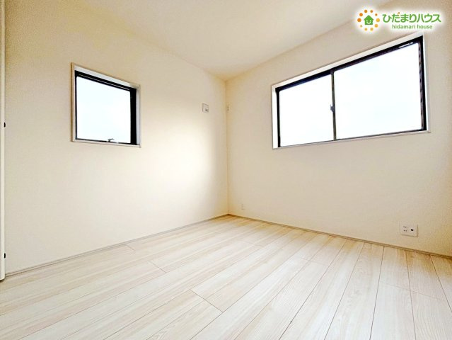 寄居町富田　新築一戸建て　リーブルガーデン　01の洋室|子ども部屋や趣味の部屋としてマルチに活用できる明るい洋室です!
２面採光になっているため、日中は照明をつけなくても明るく過ごせます！
机やベッドを配置しやすい綺麗な部屋の形状になっています!