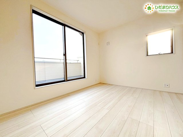 寄居町富田　新築一戸建て　リーブルガーデン　01の洋室|成長に合わせてフレキシブルに使いこなせるシンプルで綺麗な洋室です!
窓からは心地よい光が差し込み、毎日の勉強や読書、一人遊びの時間も快適に過ごせます(^^)/
お掃除がしやすいフローリング仕様です!