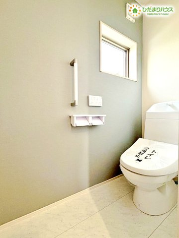 寄居町富田　新築一戸建て　リーブルガーデン　01のトイレ|各階にそれぞれ設置されているため、忙しい朝の重なる時間帯もストレスなく使える便利なトイレです!
夜中に目が覚めた際も、長い階段を移動することなく近くのトイレを利用できるため非常に安心です♪