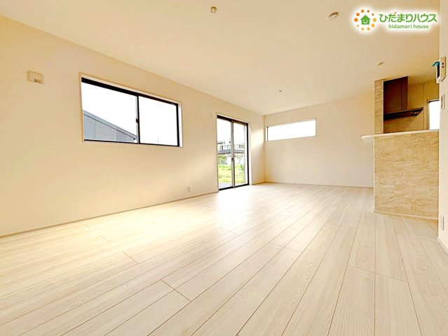 寄居町富田　新築一戸建て　リーブルガーデン　01の居間・リビング|明るい陽光がたっぷりと差し込む開放的なリビングです！
家族みんなが集まってもゆったりと寛げる広さがあり、おもちゃを広げてお子様と一緒にのびのびと楽しい時間を過ごすことができます♪