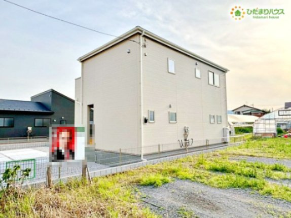 寄居町富田　新築一戸建て　リーブルガーデン　01の外観|周囲の街並みに調和する落ち着いた色合いの外観デザインです★
周りに遮るものがないため、陽当たりもしっかり確保できます！