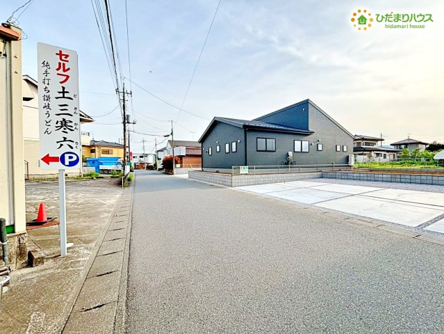 寄居町富田　新築一戸建て　リーブルガーデン　01の前面道路含む現地写真|前面道路は舗装がされており、道幅も6ｍとゆとりがあります！
見通しが良く車の出し入れがスムーズに行えるため、運転が苦手な方でもストレスなく毎日の通勤や送り迎えができる安心の環境です(*^-^*)