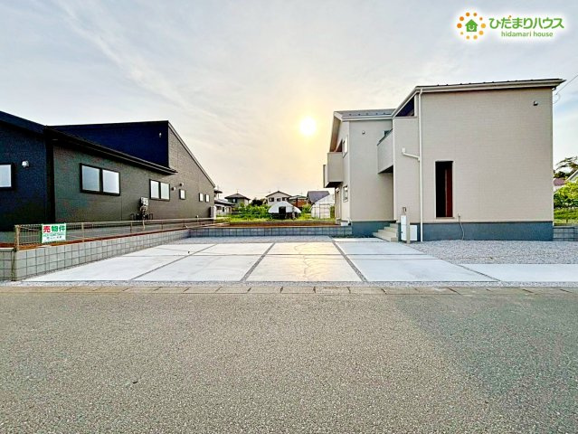 寄居町富田　新築一戸建て　リーブルガーデン　01の駐車場|車を6台並べてゆったりと停められる広々としたカースペースです。
ミニバンや大型SUVもラクラク駐車できるため、平日の買い物はもちろん、週末に親戚や友人が車で遊びに来た際にも並べて駐車可能です！