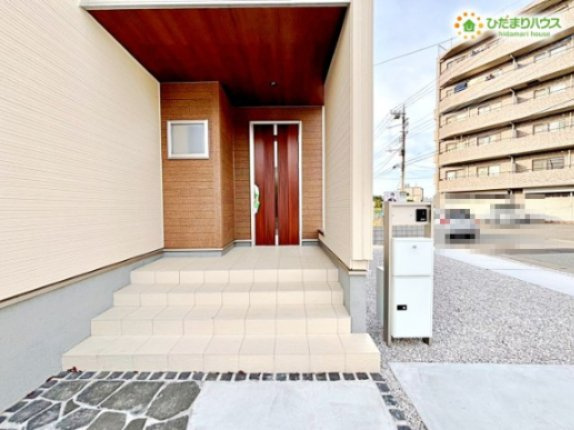 寄居町富田　新築一戸建て　リーブルガーデン　01の玄関|雨の日でも傘をさしやすいゆとりあるルーフ付きの玄関アプローチです！
ベビーカーを一時的に置くスペースもあり、小さなお子様を連れての帰宅時や、たくさんの荷物を持って買い物から戻った際もスムーズです◎