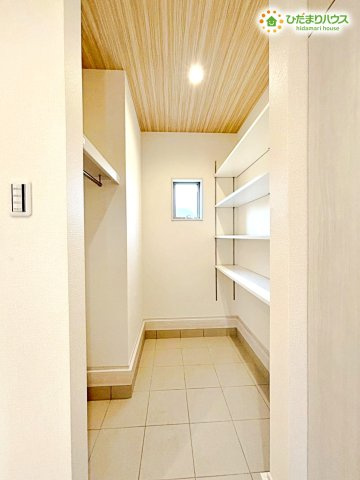 寄居町富田　新築一戸建て　リーブルガーデン　01の玄関|奥行きがあるシューズクロークです。
スペースが広く確保されているため、お子様の三輪車や雨具、アウトドアグッズなどもそのまま室内に持ち込んでスマートに保管いただけます♪