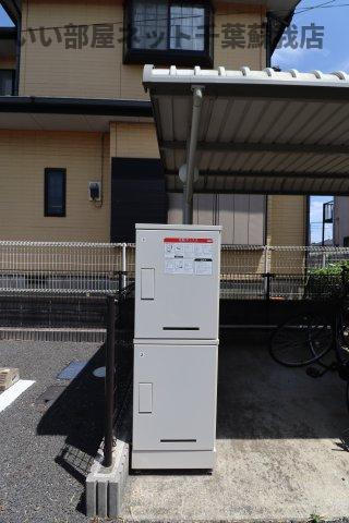 クレストⅡのエントランス|宅配ボックスがあると、自分の時間を有効活用できますね！
