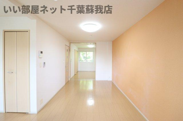 クレストⅡの居間・リビング|こちらのリビングで趣味の時間をお楽しみください
