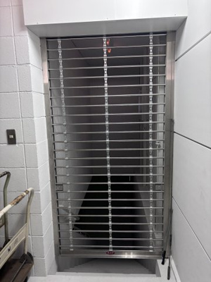 【セキュリティ】 | 御用ビル | 地下店舗の入口です。