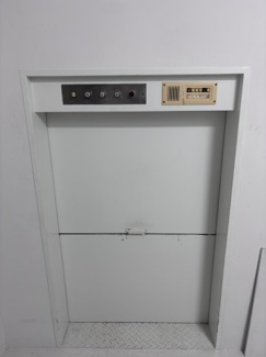 【設備】 | 御用ビル | 荷物が下ろせるリフト付きです！