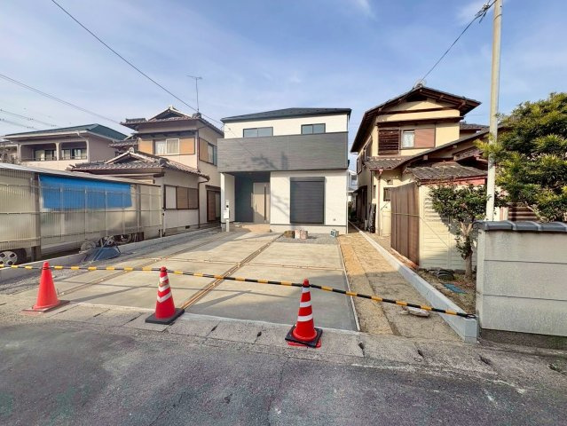 栗東市下鈎　新築戸建ての前面道路含む現地写真