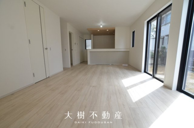 【居間・リビング】 | 綾瀬市小園南２丁目 新築戸建て 全1棟【仲介手数料無料】 | □■当社なら諸費用を最大限削減できます■□