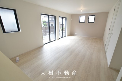 【居間・リビング】 | 綾瀬市小園南２丁目 新築戸建て 全1棟【仲介手数料無料】