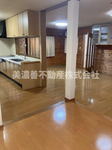 ６６３１３　岐阜市茜部野瀬中古戸建てのキッチン