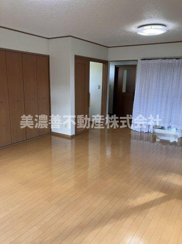 ６６３１３　岐阜市茜部野瀬中古戸建ての洋室